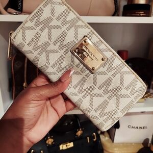 (SOLD) Michael kors cream long logo zippy wallet